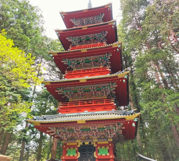 Pagode traditionnelle entourée d’arbres dans le site historique de Nikko.