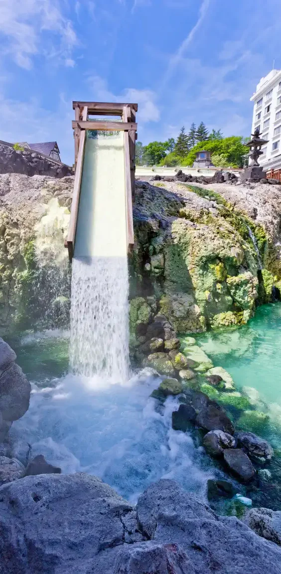 Eau thermale s’écoulant dans les installations de Kusatsu au Japon