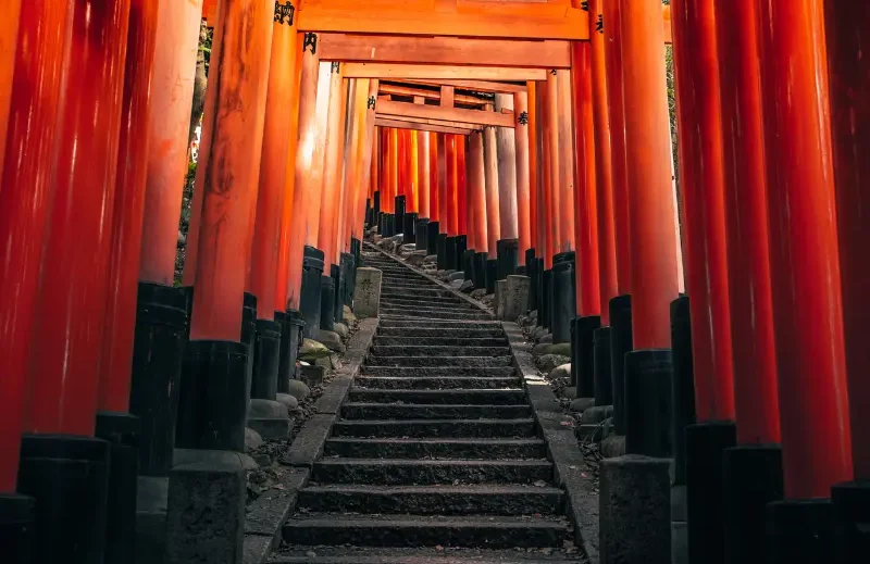 Torii rouges du sanctuaire Fushimi Inari à Kyoto – Japon traditionnel et culturel
