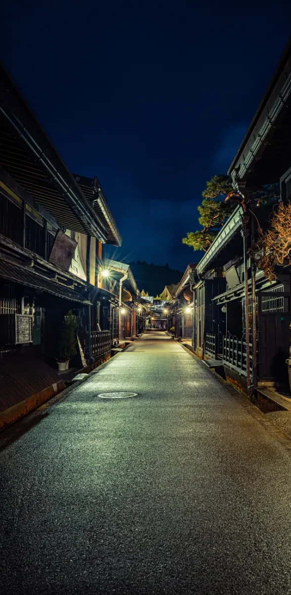 Rue traditionnelle de Takayama à Gifu avec maisons en bois Rue calme de Takayama à Gifu avec maisons traditionnelles en bois la nuit