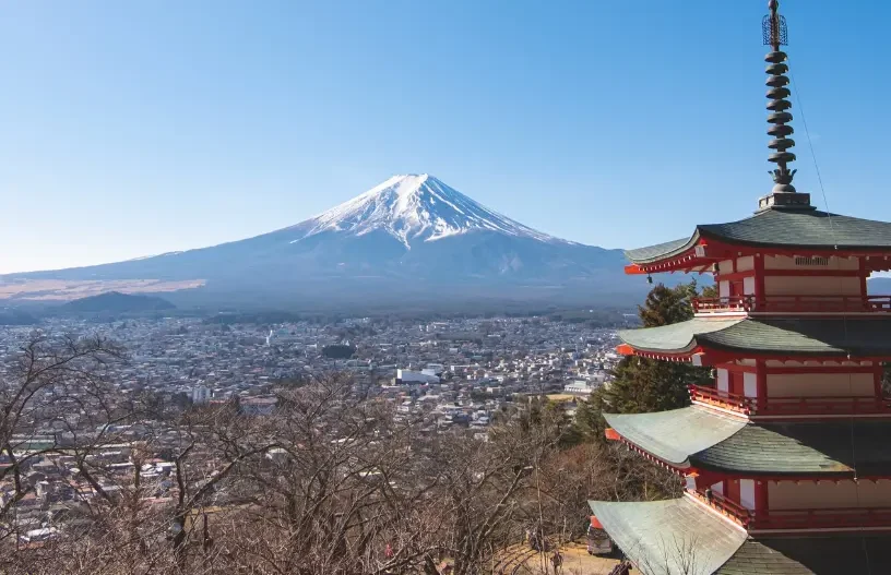 Mont Fuji depuis la pagode Chureito Vue sur le mont Fuji et la pagode Chureito au Japon.
