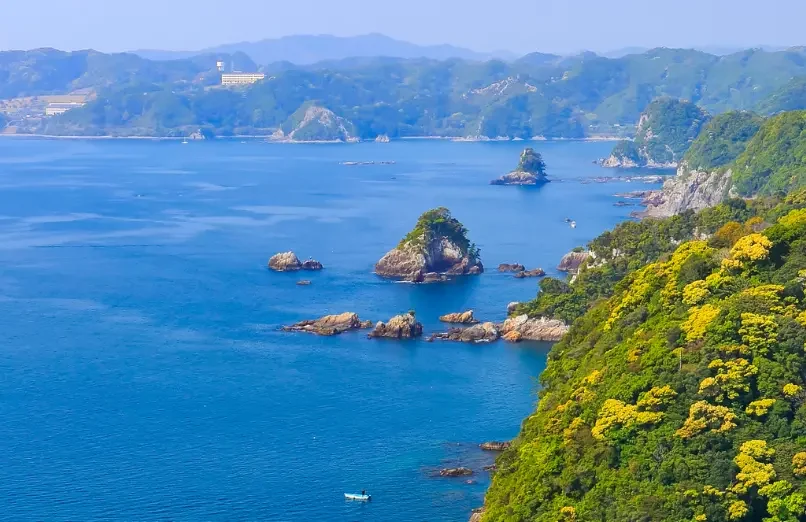 Côte de Kii-Katsuura Côte rocheuse et mer bleue autour de Kii-Katsuura.
