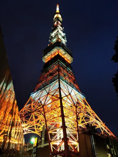 Tokyo Tower illuminée de nuit à Tokyo, symbole emblématique du Japon moderne, illustrant le Pack Sakura de J’Go Japon.