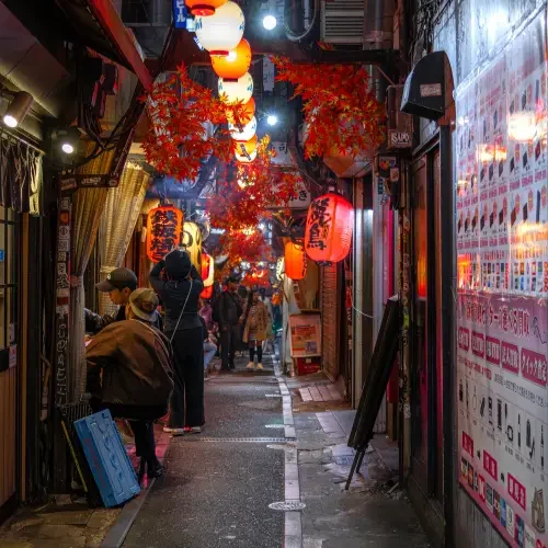Quartier d’izakayas au Japon Ruelle animée bordée d’izakayas dans un quartier japonais.