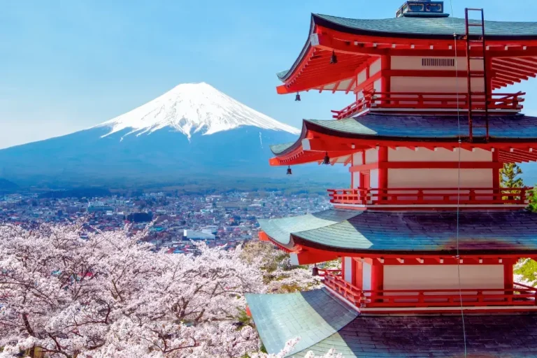 Circuit classique au Japon entre Tokyo, Kyoto et Mont Fuji | J’Go Japon Pagode Chureito avec vue sur le Mont Fuji et les cerisiers en fleurs au Japon
