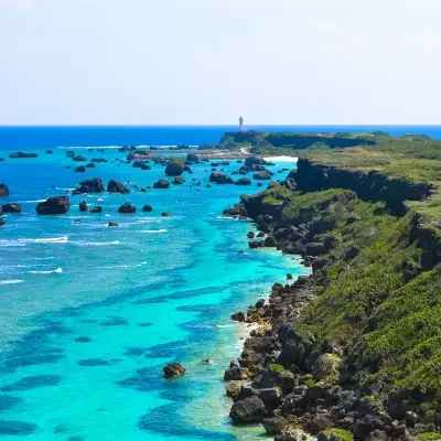 Côte sauvage d’Okinawa au Japon – mer turquoise et falaises Côte rocheuse d’Okinawa avec eau turquoise et paysage naturel – été au Japon