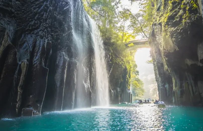 Gorges de Takachiho à Miyazaki Cascade se déversant dans les gorges boisées de Takachiho à Miyazaki.