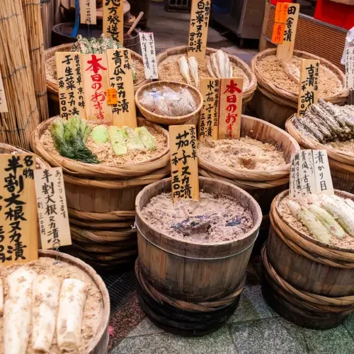 Marché traditionnel japonais Épices, légumes et produits artisanaux dans un marché traditionnel japonais.