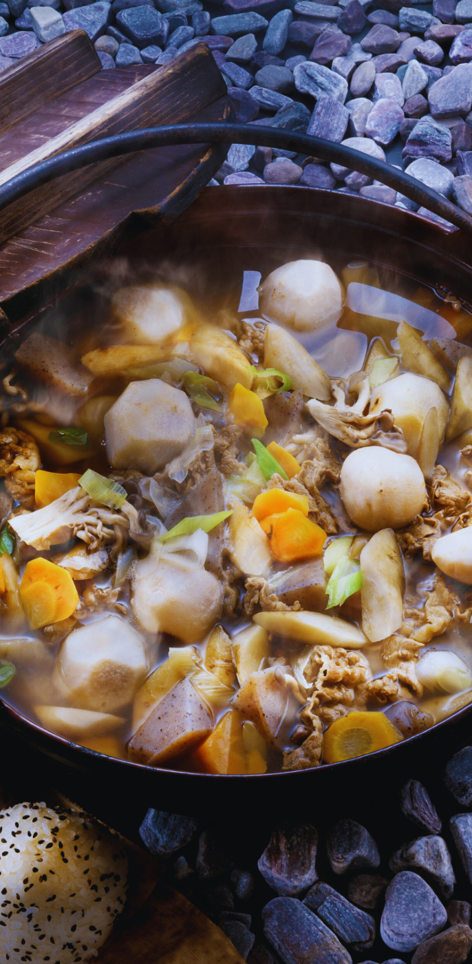 Plat traditionnel imoni avec légumes, viande et bouillon servi en plein air à Yamagata