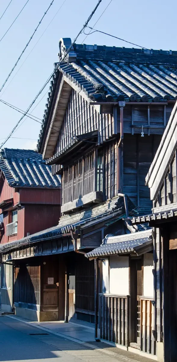 Rue traditionnelle japonaise à Ise avec maisons en bois dans la préfecture de Mie
