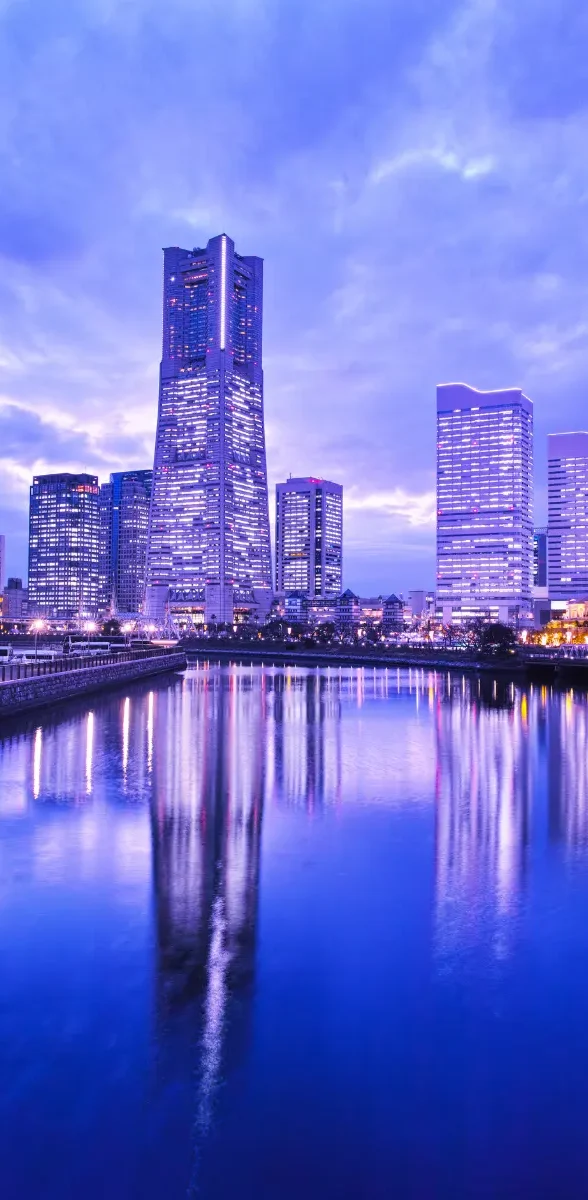 Vue nocturne de Yokohama avec buildings et reflets dans l’eau à Kanagawa au Japon