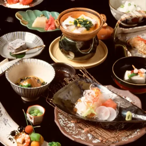 Dîner kaiseki dans un ryokan japonais Repas kaiseki traditionnel servi dans un ryokan japonais.