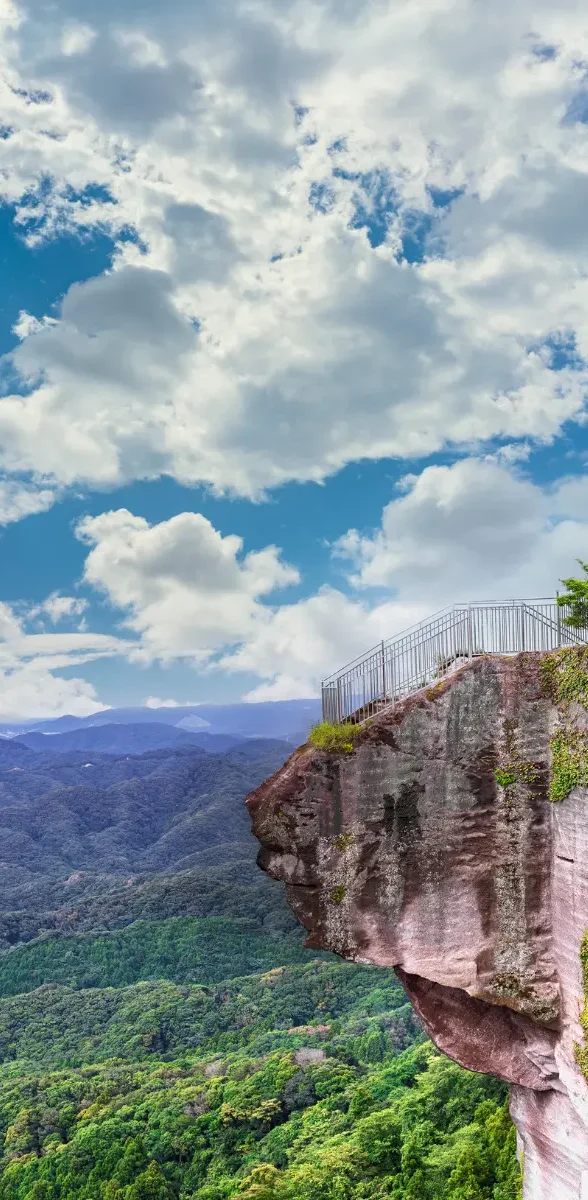 Vue depuis le mont Nokogiri à Chiba avec falaises et forêt verdoyante au Japon