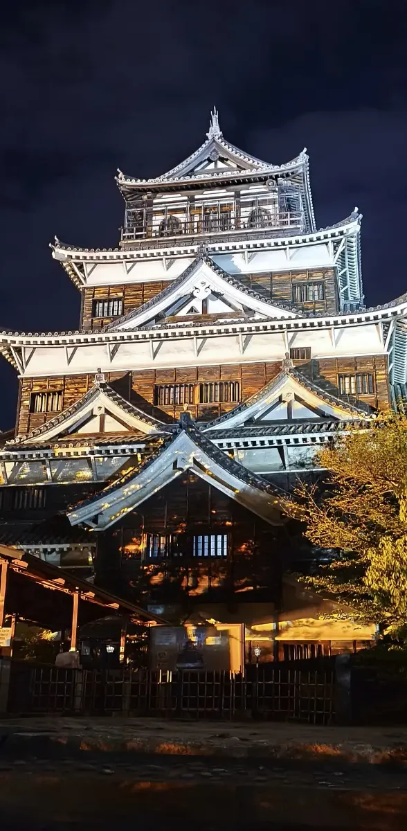 Château d’Hiroshima au Japon avec architecture traditionnelle et visiteurs