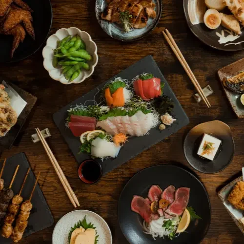 Cuisine servie dans un izakaya japonais Assortiment de spécialités japonaises servies dans un izakaya.