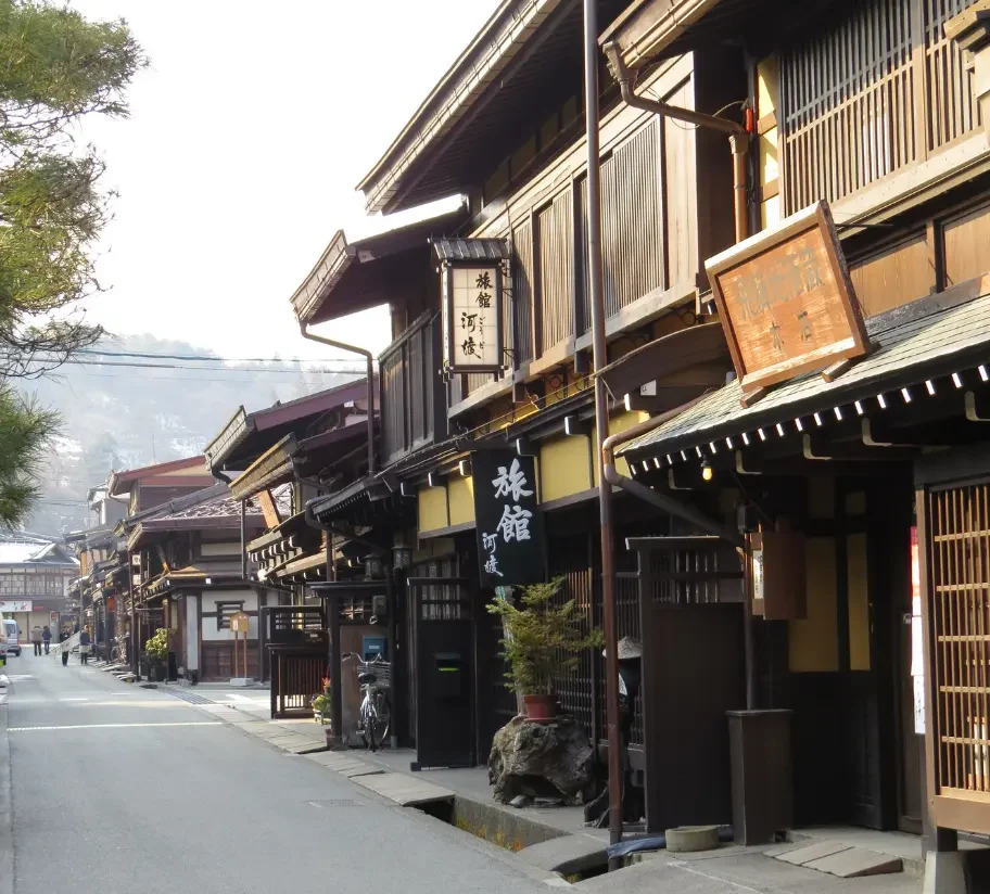 Rue historique de Takayama Rue traditionnelle de Takayama bordée de maisons japonaises en bois.