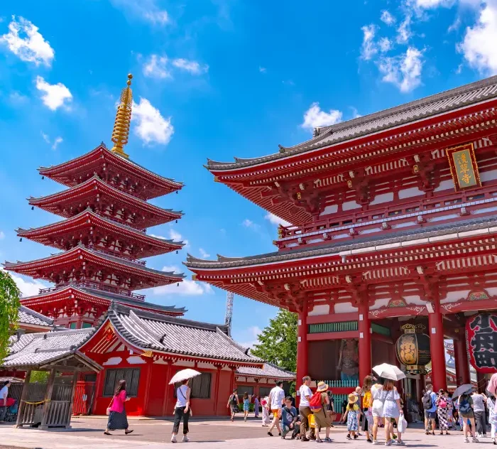 Temple Sensō-ji à Tokyo Temple Sensō-ji et pagode d’Asakusa sous un ciel bleu à Tokyo.