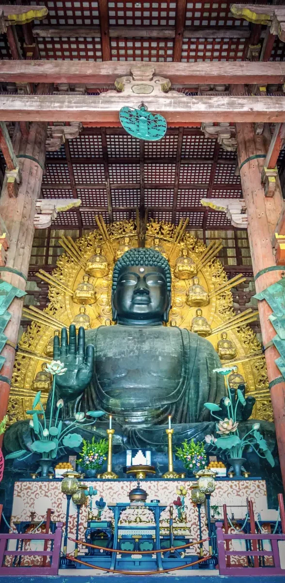 Grand Bouddha Daibutsu du temple Todai-ji à Nara Grand Bouddha Daibutsu dans le temple Todai-ji à Nara au Japon, immense statue bouddhiste entourée de colonnes et décorations traditionnelle