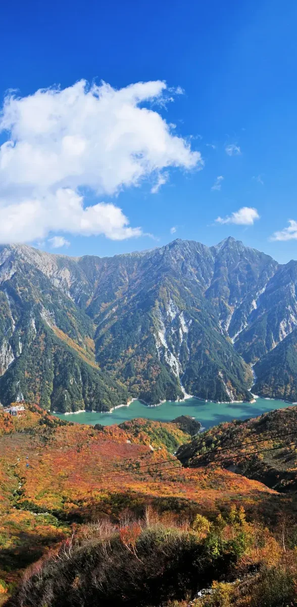 Paysage des Alpes japonaises sur la route de Tateyama Kurobe Vue panoramique sur les Alpes japonaises et le lac de Tateyama Kurobe en automne, avec montagnes majestueuses et paysages colorés au Japon.