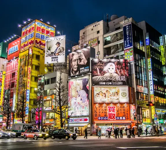 Rue d’Akihabara illuminée par des enseignes et écrans publicitaires à Tokyo.