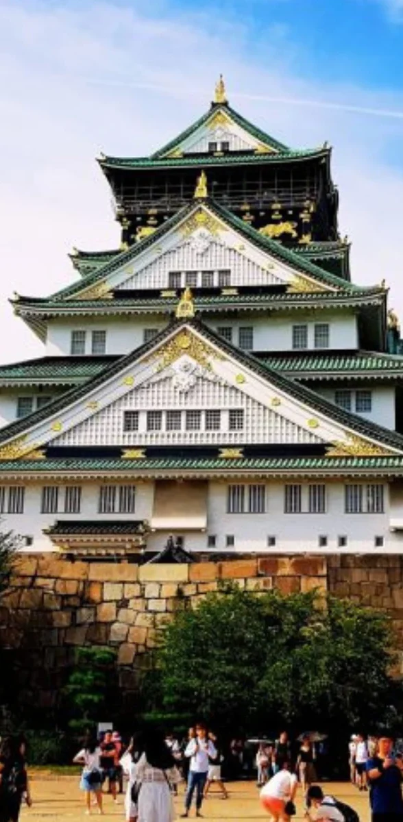 Château d’Osaka, monument historique emblématique du Japon Château d’Osaka entouré de visiteurs dans un parc au Japon