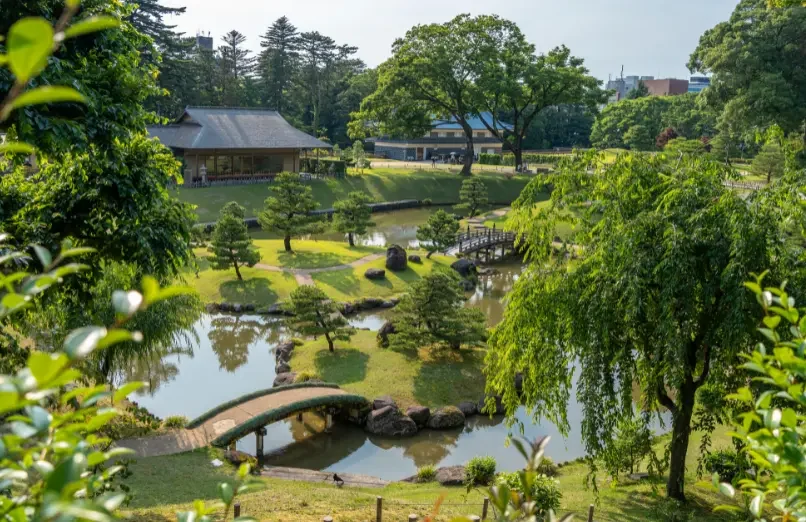 Jardin traditionnel de Kanazawa Jardin japonais avec bassin et pont à Kanazawa.