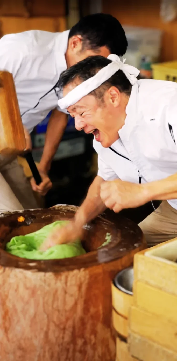 Préparation traditionnelle de mochi au Japon Artisan japonais préparant des mochi de manière traditionnelle