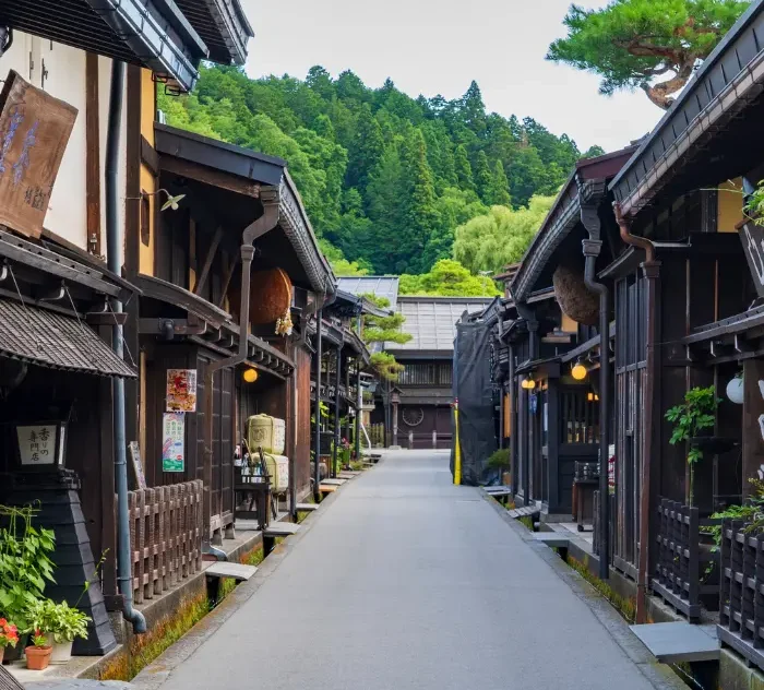 Rue traditionnelle de Takayama Rue historique de Takayama bordée de maisons japonaises en bois.