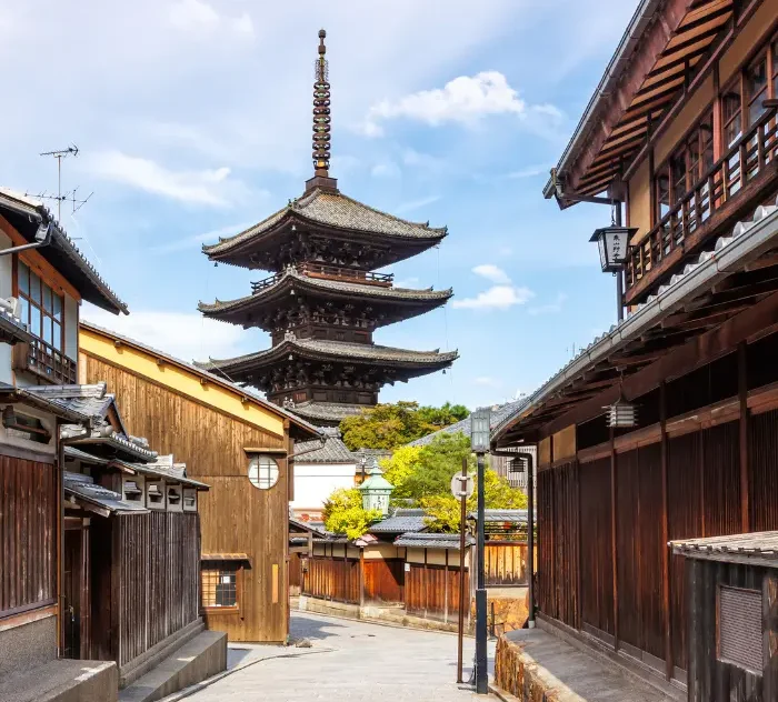 Rue traditionnelle de Kyoto Rue historique de Kyoto avec pagode et maisons traditionnelles en bois.