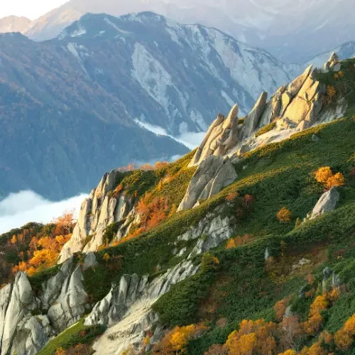 Paysage de montagne dans les Alpes japonaises avec sentier de randonnée et couleurs d'automne
