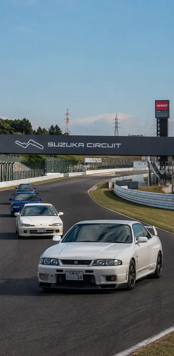 Voitures de sports japonaises roulant sur le circuit de Suzuka à Mie au Japon