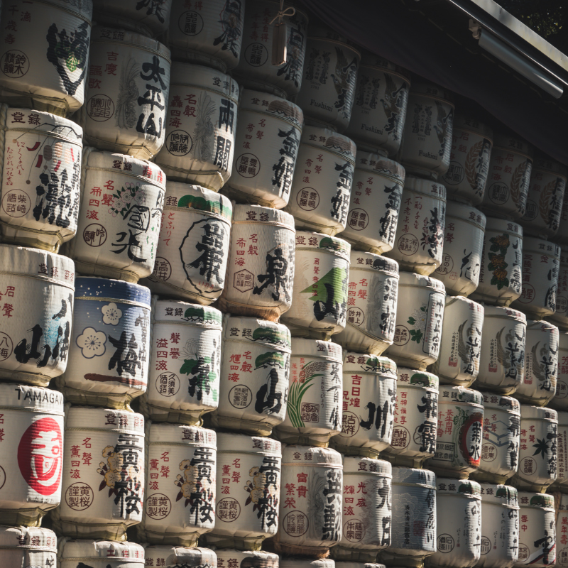 Savoir-faire japonais – Plongez dans l’artisanat et les traditions du Japon Barils de saké traditionnels japonais empilés dans un sanctuaire