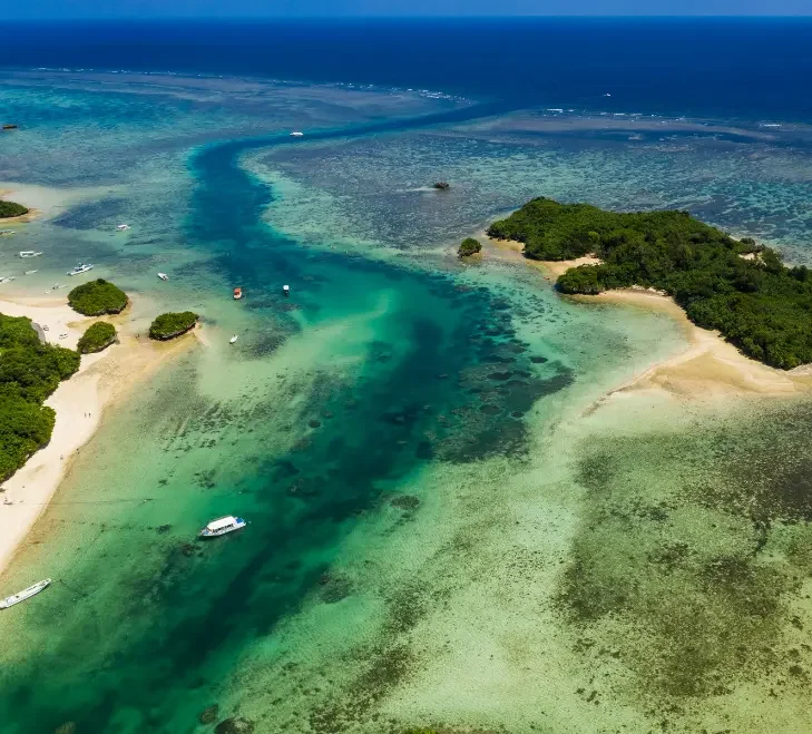 Vue aérienne des eaux turquoise, récifs coralliens et îlots autour d’Ishigaki.
