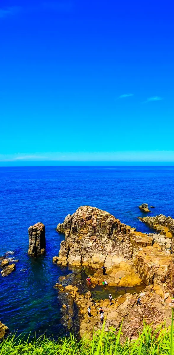 Falaises de Tojinbo à Fukui avec vue sur la mer du Japon et paysages côtiers sauvages