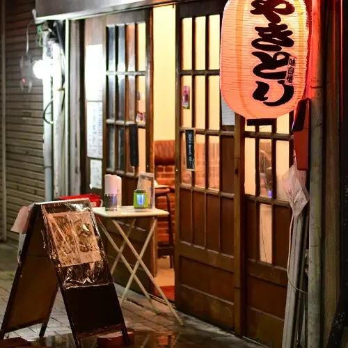 Izakaya traditionnel au Japon Façade d’un izakaya traditionnel dans une ruelle japonaise.
