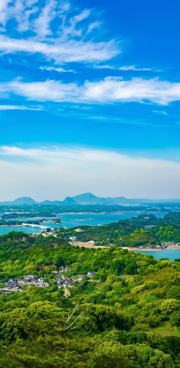 Vue panoramique sur les îles Amakusa à Kumamoto, entre mer turquoise, collines verdoyantes et paysages côtiers du Japon.