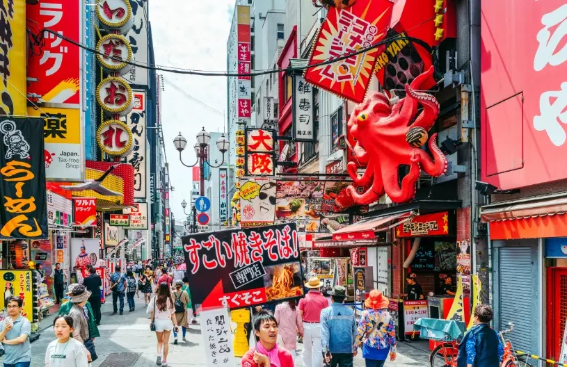 Quartier animé d’Osaka Rue commerçante colorée et animée dans le centre d’Osaka.