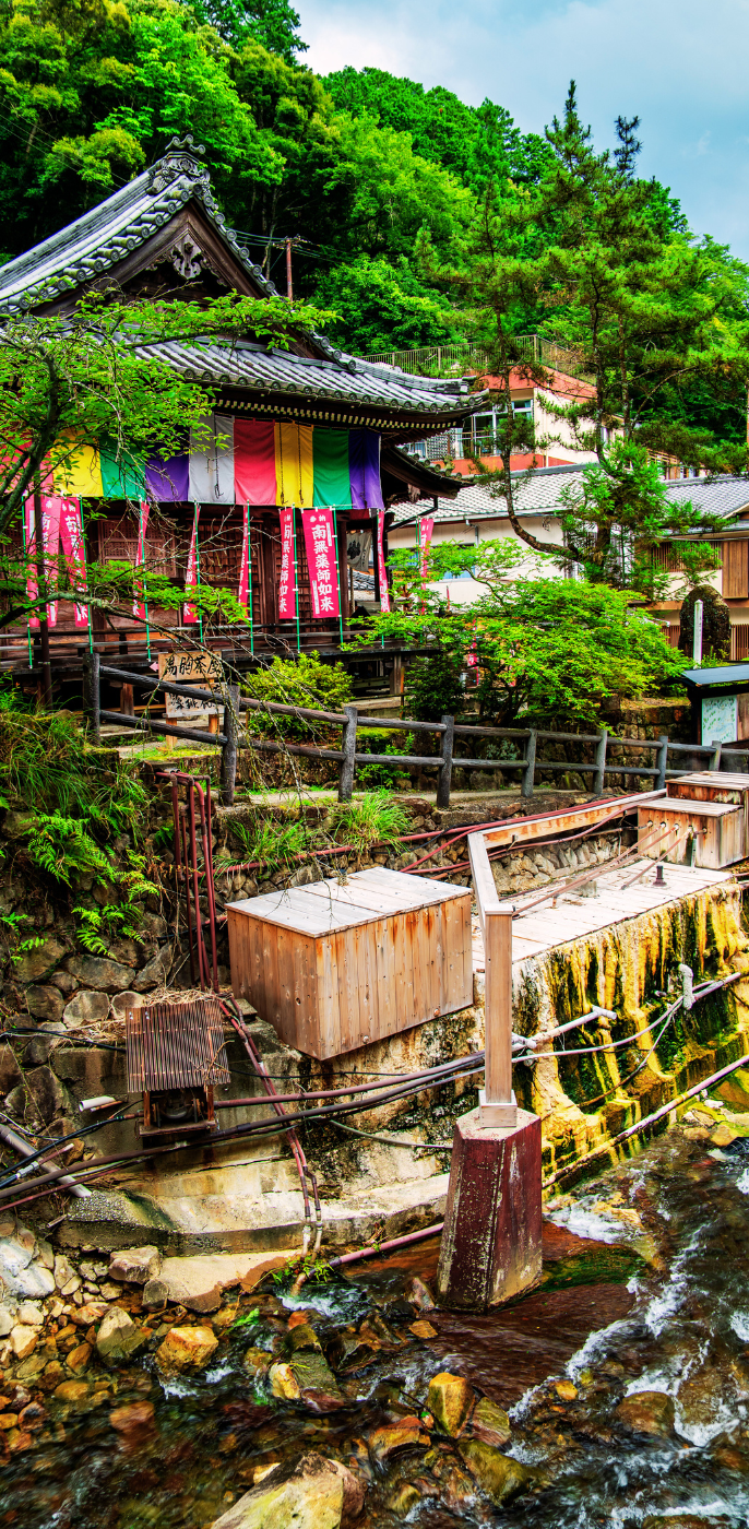 Onsen traditionnel en bord de rivière dans un village de Wakayama avec nature environnante