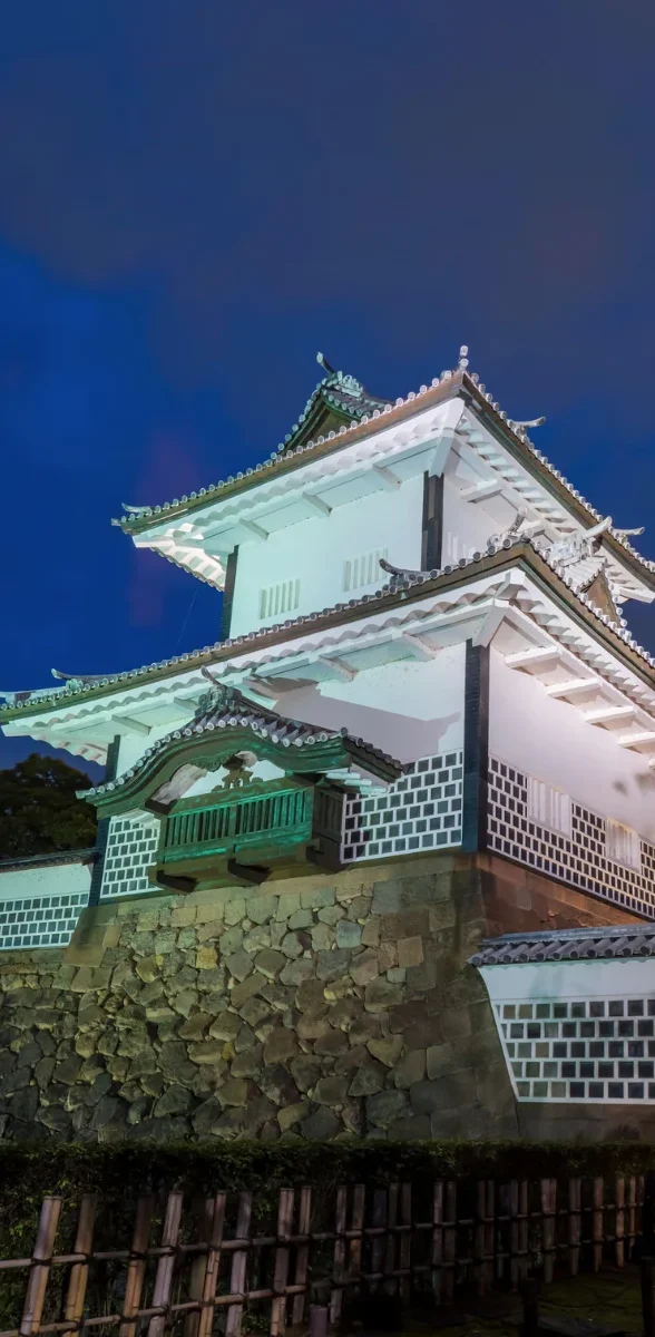 Château de Kanazawa illuminé de nuit à Ishikawa au Japon Vue nocturne du château de Kanazawa à Ishikawa au Japon, illuminé sous un ciel bleu profond avec ses murs de pierre.