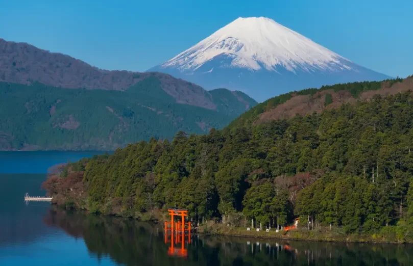 Mont Fuji depuis Hakone Mont Fuji et torii au bord du lac Ashi à Hakone.