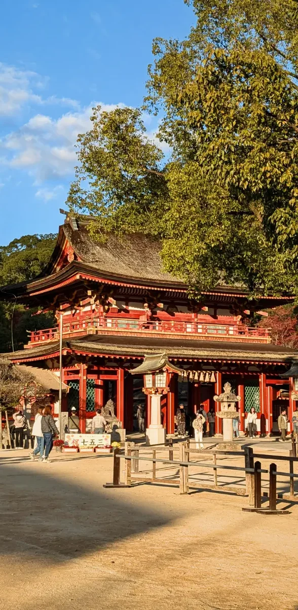 Sanctuaire Dazaifu Tenmangu à Fukuoka avec bâtiments rouges et visiteurs au Japon