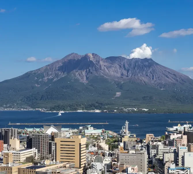 Sakurajima dominant la ville de Kagoshima Vue sur le volcan Sakurajima dominant la baie et la ville de Kagoshima.