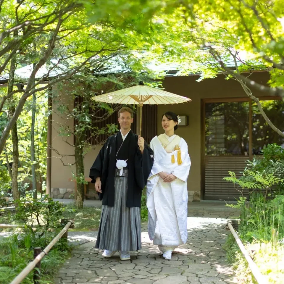 Fondateurs J'Go Japon en kimono traditionnel Fondateurs de JGO Japon en kimono traditionnel dans un jardin japonais – agence de voyage spécialisée Japon