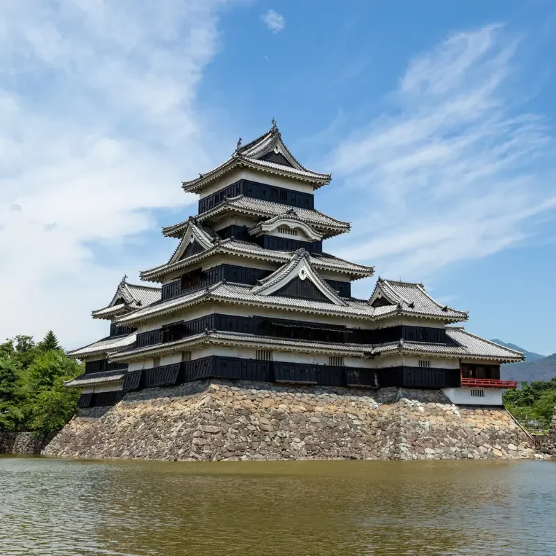 Matsumoto & Nagano authentiques | Voyage historique au Japon | J’Go Japon Château historique de Matsumoto entouré des paysages des Alpes japonaises au Japon