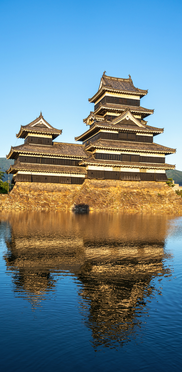 Château de Matsumoto à Nagano, célèbre château japonais Château de Matsumoto à Nagano avec reflet dans l’eau et architecture traditionnelle japonaise
