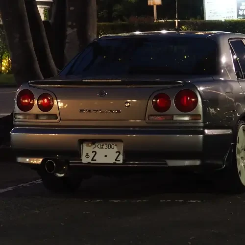 Voiture sportive japonaise emblématique stationnée dans une rue de Tokyo en soirée