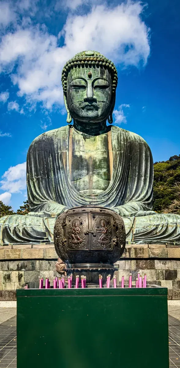 Statue du Grand Bouddha de Kamakura à Kanagawa avec architecture bouddhiste japonaise