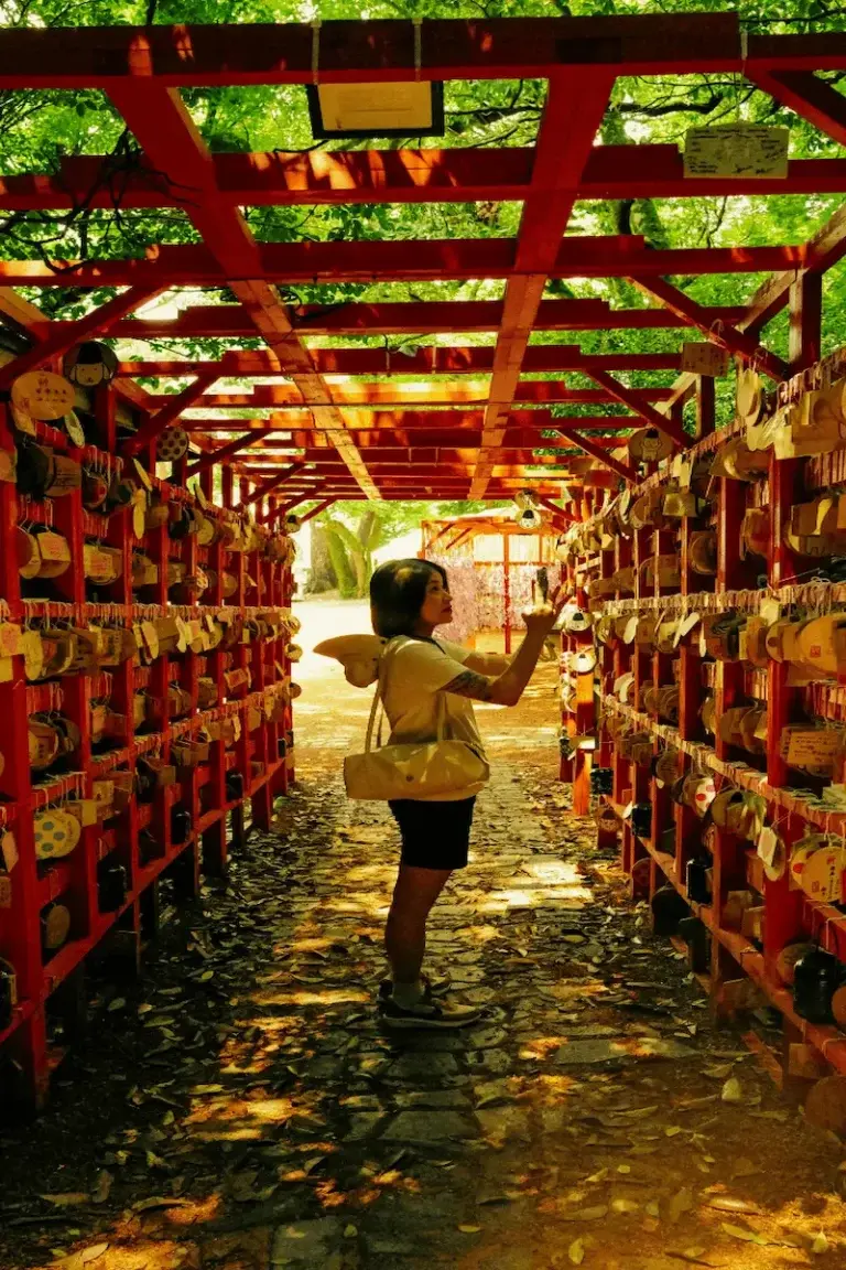 Ishikawa Allée de sanctuaire avec plaques ema à Ishikawa – tradition japonaise et spiritualité
