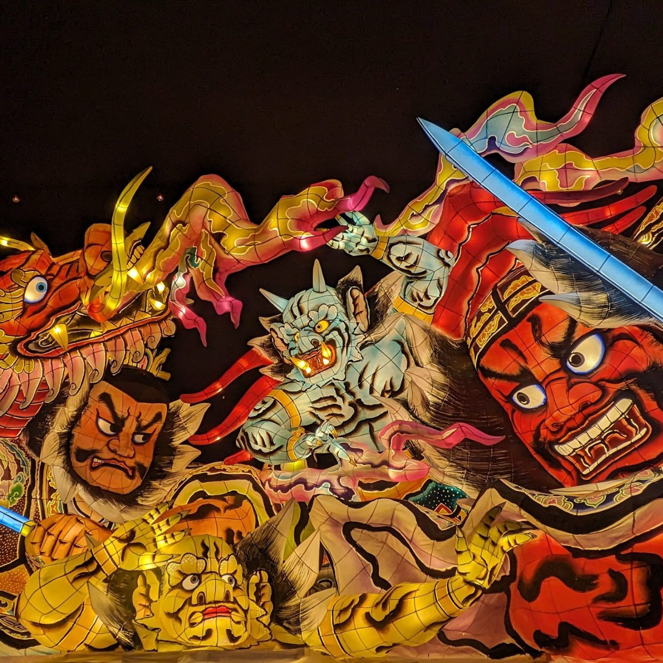 Matsuri au Japon – Plongez dans des festivals uniques et spectaculaires Char de festival japonais illuminé avec personnages traditionnels (matsuri)