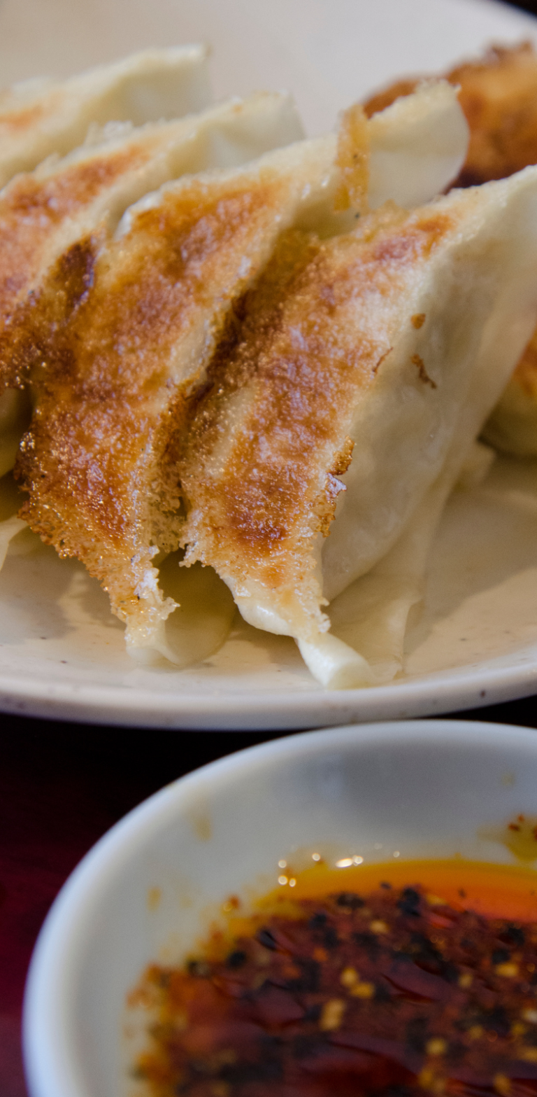 Gyoza grillés servis avec sauce dans la ville d’Utsunomiya à Tochigi au Japon